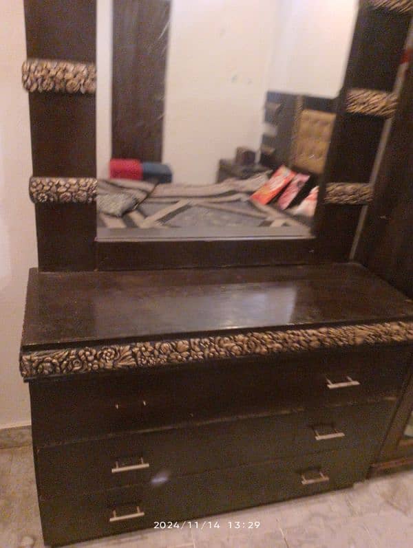 bed for sale with two side tables and dressing table 4