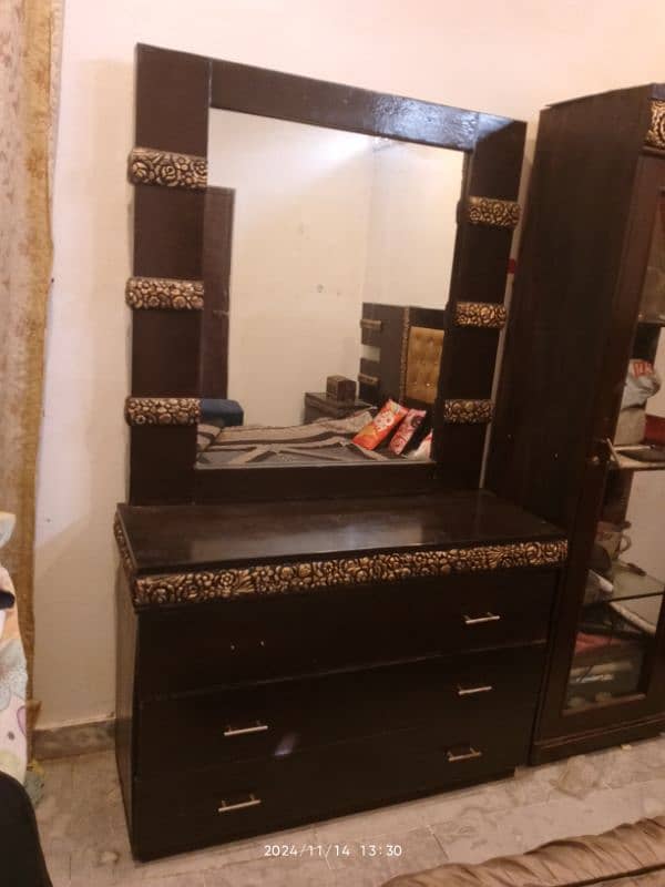 bed for sale with two side tables and dressing table 5