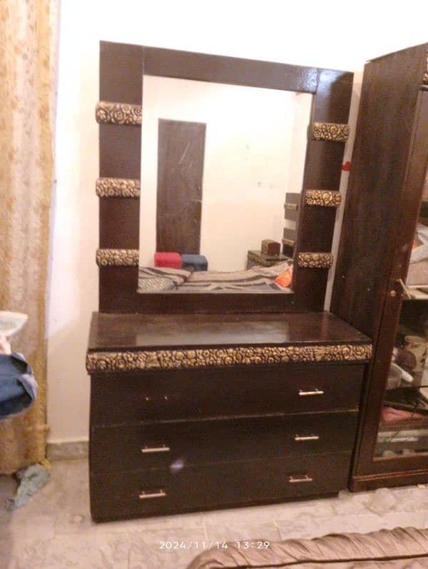 bed for sale with two side tables and dressing table 7