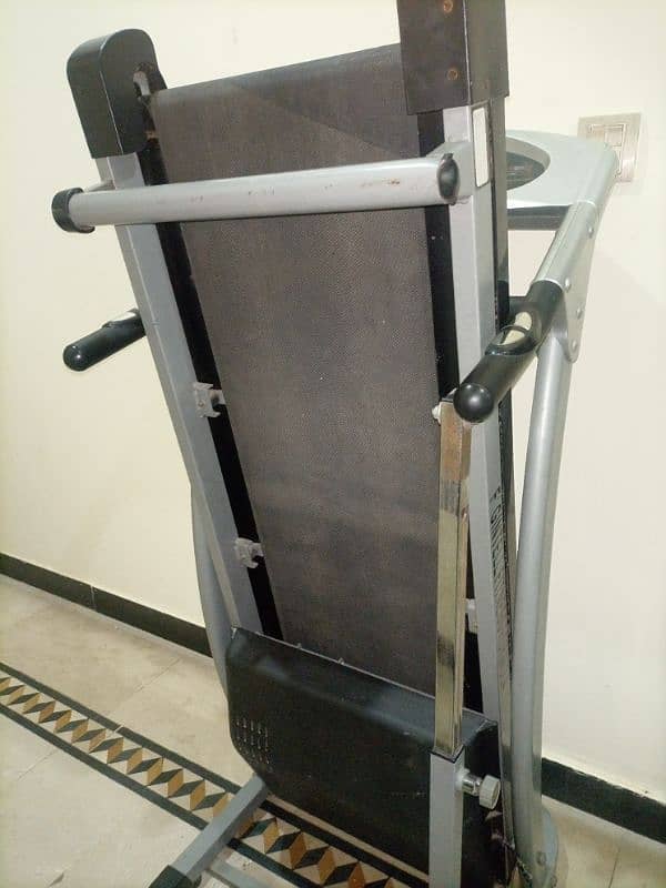 Gintell automatic treadmill for sale in very good condition 0