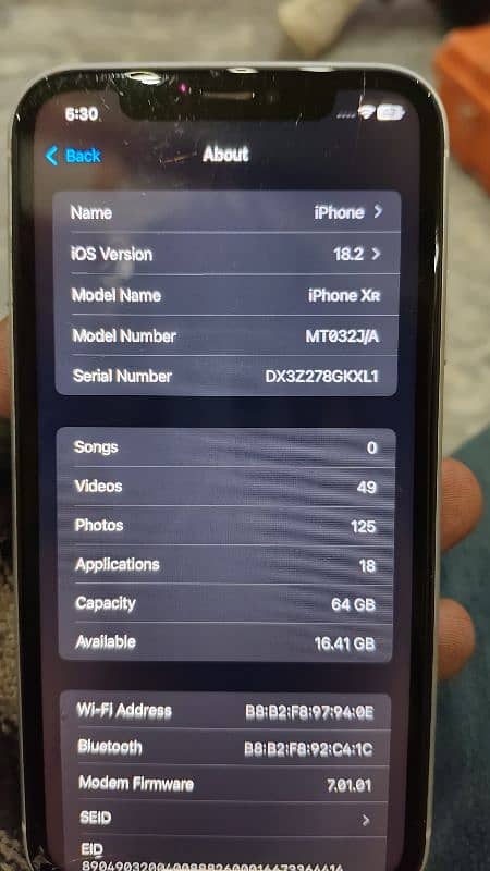 IPHONE XR LITTLE SCRACTH ON SCREEN 10.10 7