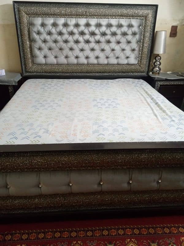 urgent sale bed set proper wood 0