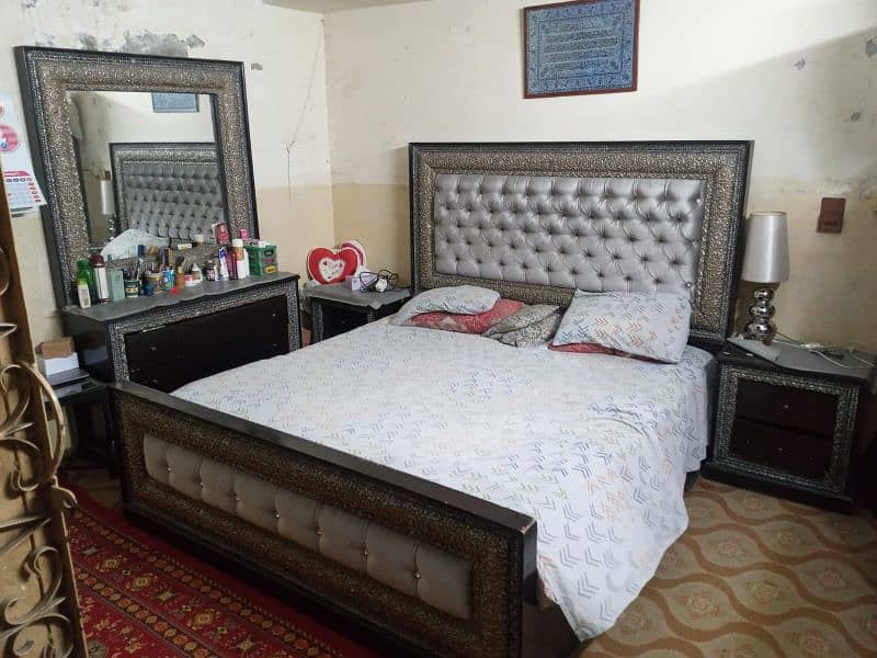 urgent sale bed set proper wood 5