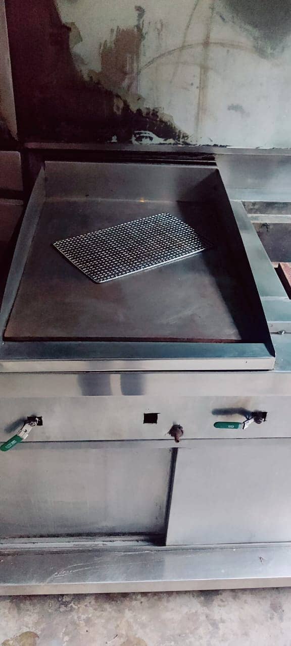 counter with fryer grill hot plate & 1 single 16 ltr fryer and 5