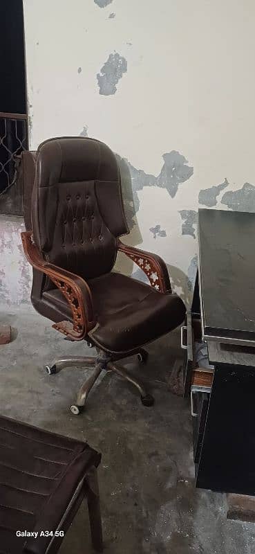 boss chair and tabel 3