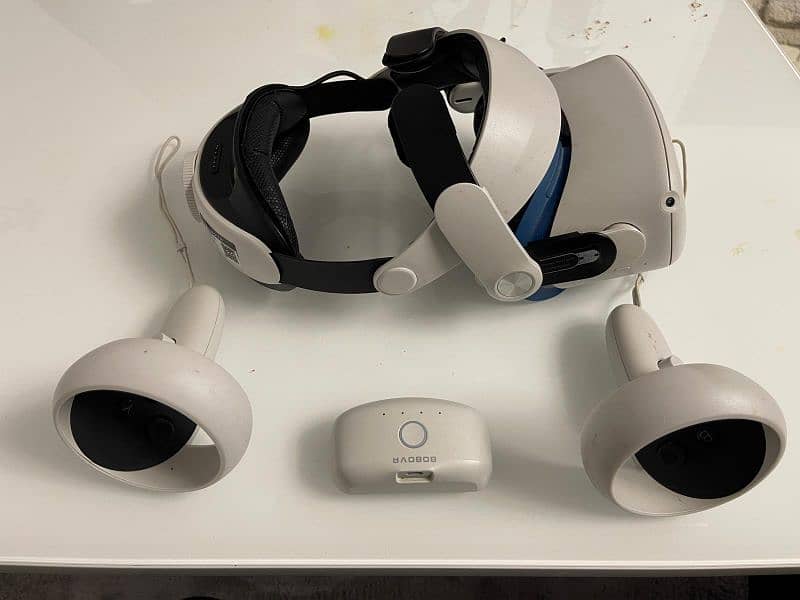 Meta quest 2 with bobovr Head set with extra Battery 0