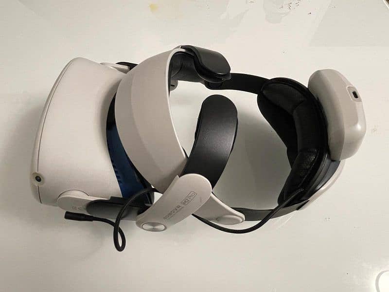 Meta quest 2 with bobovr Head set with extra Battery 3