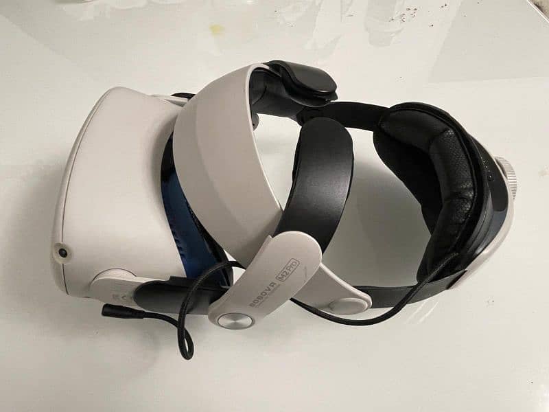 Meta quest 2 with bobovr Head set with extra Battery 4