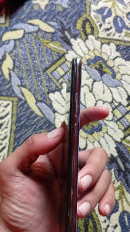 10/10 condition box hai charger nhi hai model vivo s1. 4