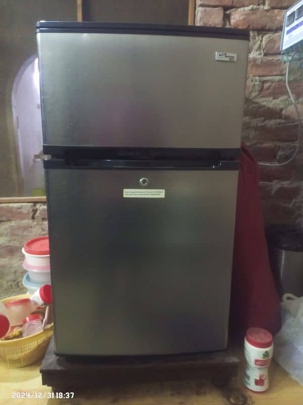 Gaba Nationa Refrigerator with a freezer and a fridge section, 34 inch 0