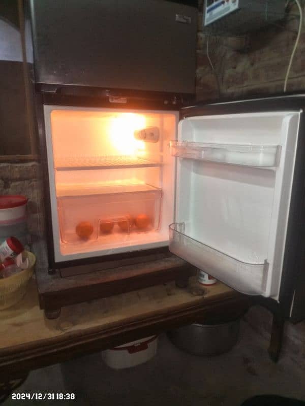 Gaba Nationa Refrigerator with a freezer and a fridge section, 34 inch 4