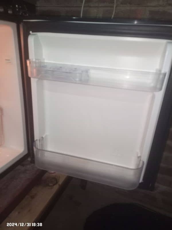 Gaba Nationa Refrigerator with a freezer and a fridge section, 34 inch 5