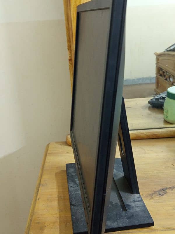 HP 19" Monitor. 1