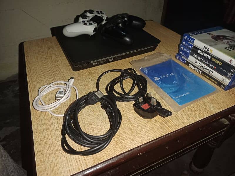 Ps4 slim with 2 original controllers and 5 games cd 1