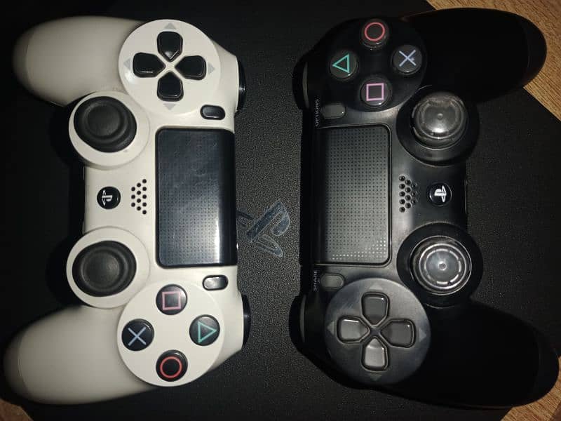 Ps4 slim with 2 original controllers and 5 games cd 2