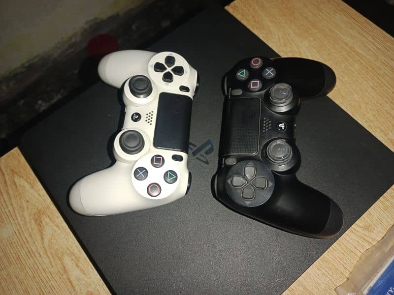 Ps4 slim with 2 original controllers and 5 games cd 3