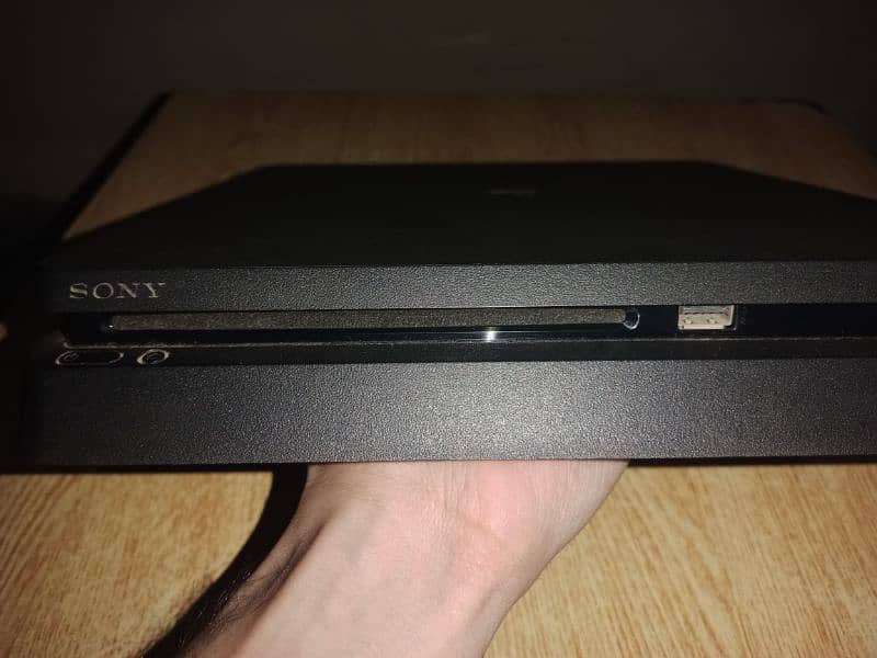 Ps4 slim with 2 original controllers and 5 games cd 9