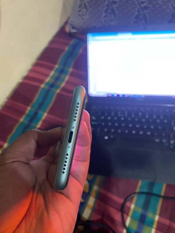 iphone 11 128gb PTA approved 10/10 waterpack 4