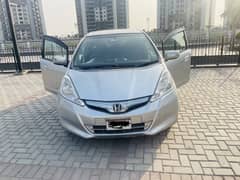 Honda Fit 2011 - 14 Hybrid Smart Selection (100% Geninue Condition)