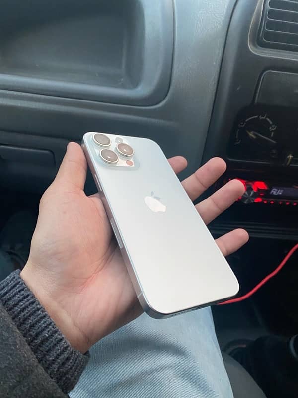 iPhone 15 Pro max White titanium 1