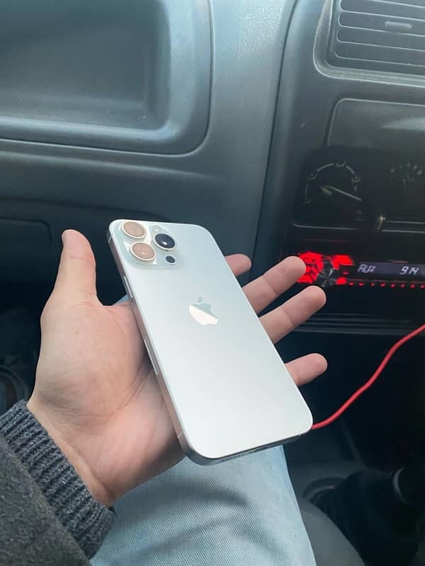 iPhone 15 Pro max White titanium 3