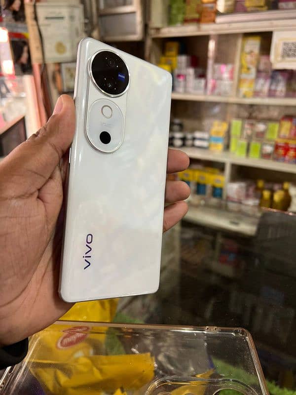 vivo V40 almost new with box 0