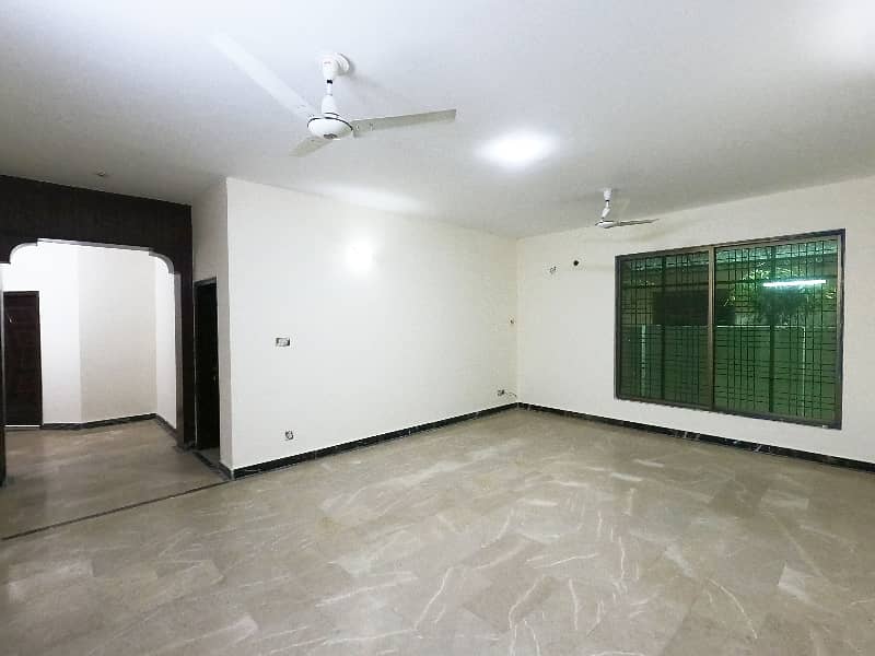 1 Kanal Commercial Building On Main Boulevard Available For Rent 16