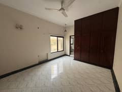 Separate Gate Upper Portion 01 Kanal House UPS Install New Geyser 3 Bed Room 3 CarParking DHA Phase 3