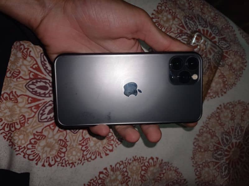 iphone 11 pro . watarpack. 4