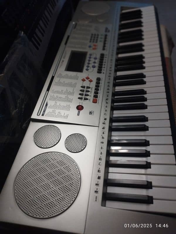 YM 823 keyboard 12