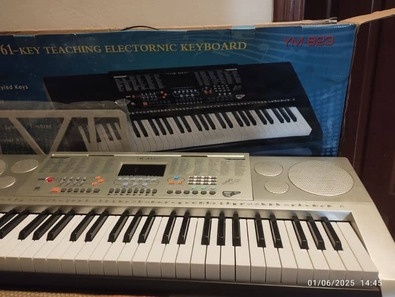 YM 823 keyboard 16