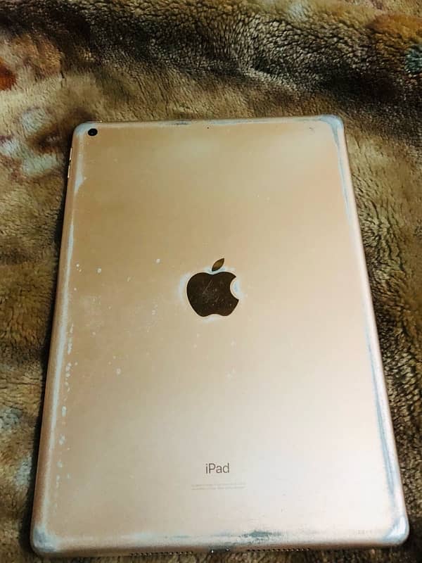 iPad 8 gen only scratches on back otherwise all ok 3