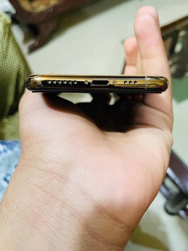 IPHONE XS (GOLDEN COLOUR) 3