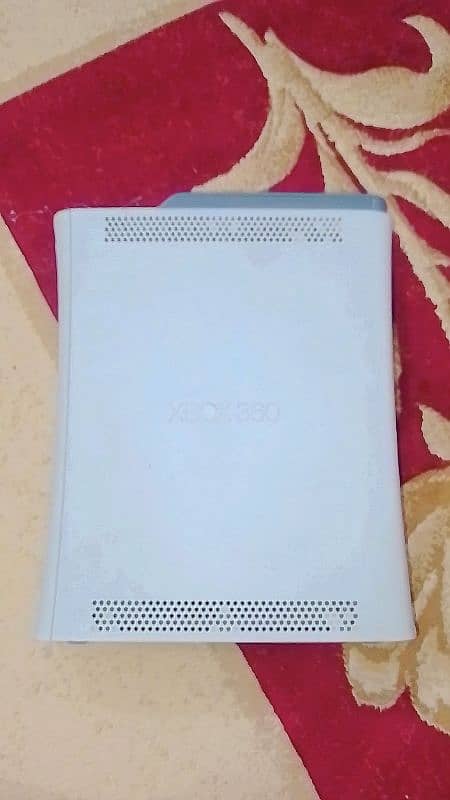 Xbox 360 with two controllers 4