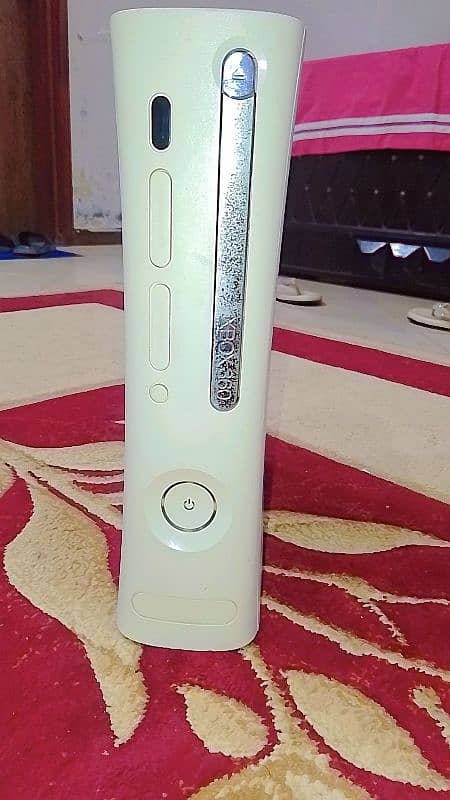 Xbox 360 with two controllers 5