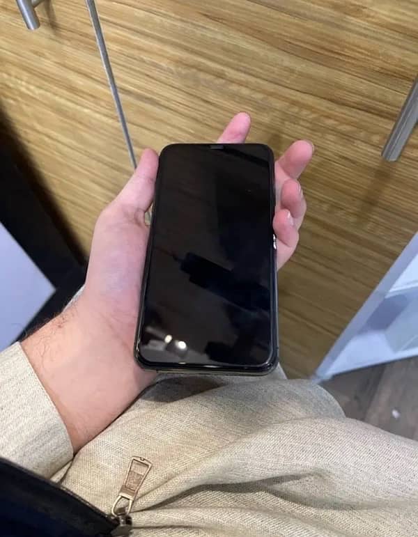 I Phone 11 Pro Max {PTA} 256 Gb 1