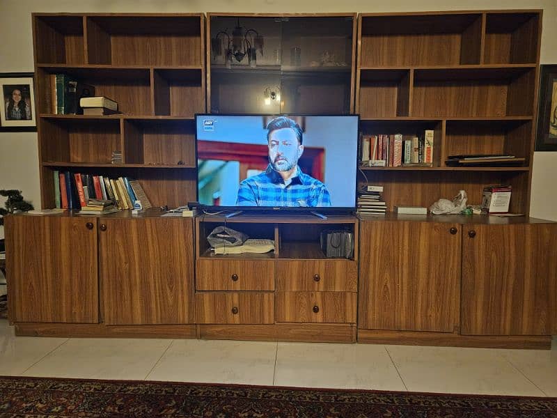 tv/entertainment center 0