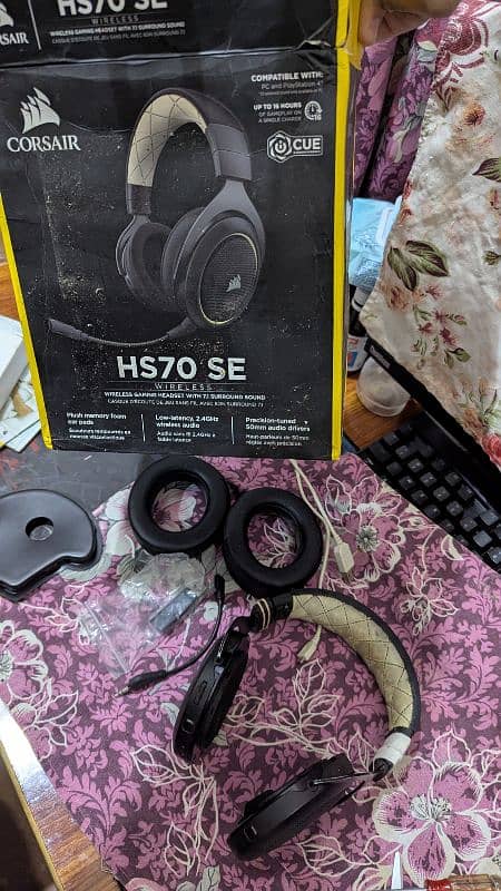 Corsair HS 70se wireless headphones 1