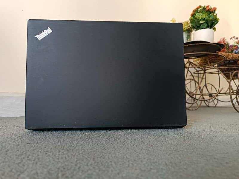 Lenovo Thinkpad x260 core i5-6 generation 8/256 SSD. 4