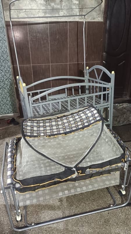 baby cot slightly used 4