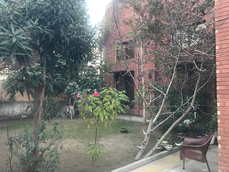 1 Kanal Spacious House for Rent in Wapda Town Phase 1, Lahore 2