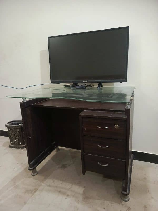 Office /study Table in very good condition 0