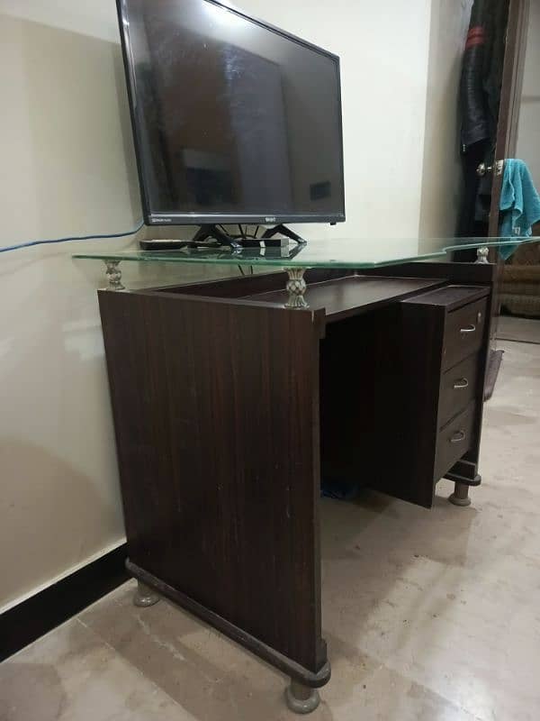 Office /study Table in very good condition 5