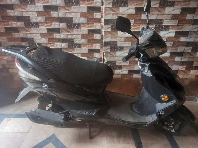 Petrol scooty 1 year used only 4