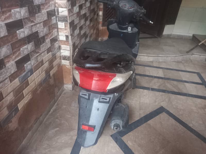 Petrol scooty 1 year used only 6