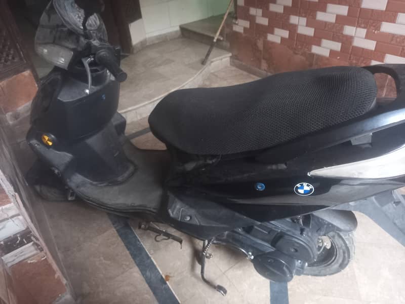 Petrol scooty 1 year used only 7