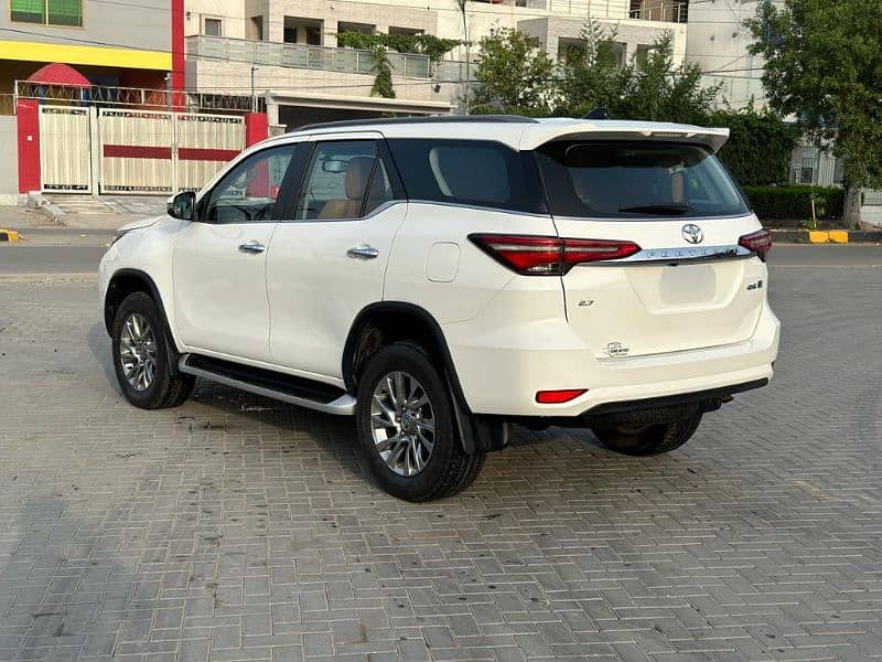 Toyota Fortuner V 2021 3