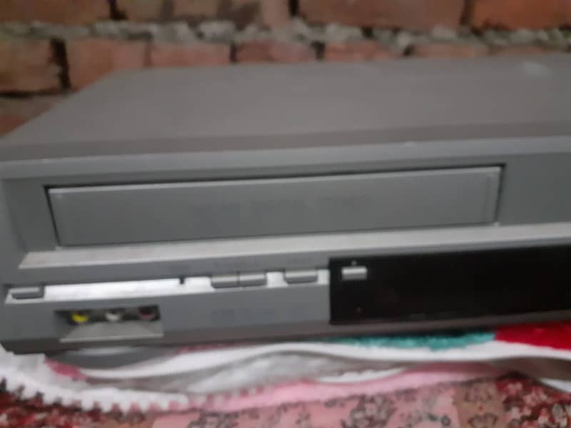 Bush VCR & Vedio Dvd Two in 2 player 4