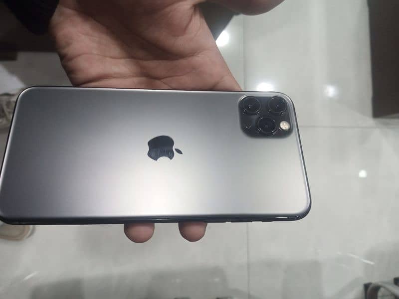 IPhone 11 pro max ! 256 GB factory unlock 1