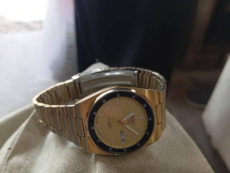 Seiko 5 golden black dial 3